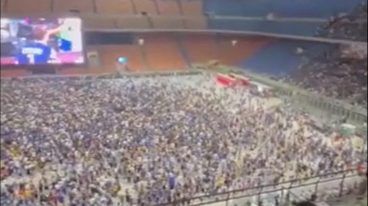 被打爆了米体晒视频：国米0-4后，在梅阿查看决赛的球迷退场