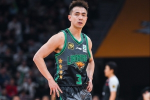 伤病侵袭！探长：张镇麟崴脚严重 赵继伟肠胃炎 韩德君膝盖受伤