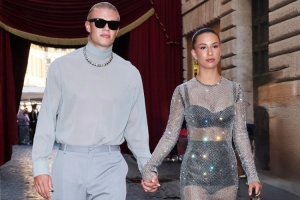 星空体育登录入口-衣品如何？哈兰德社媒晒与女友牵手逛街照片