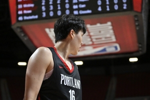 拓蜜狂吹杨瀚森：已是队史前5有他哪还用老詹？他+利拉德？