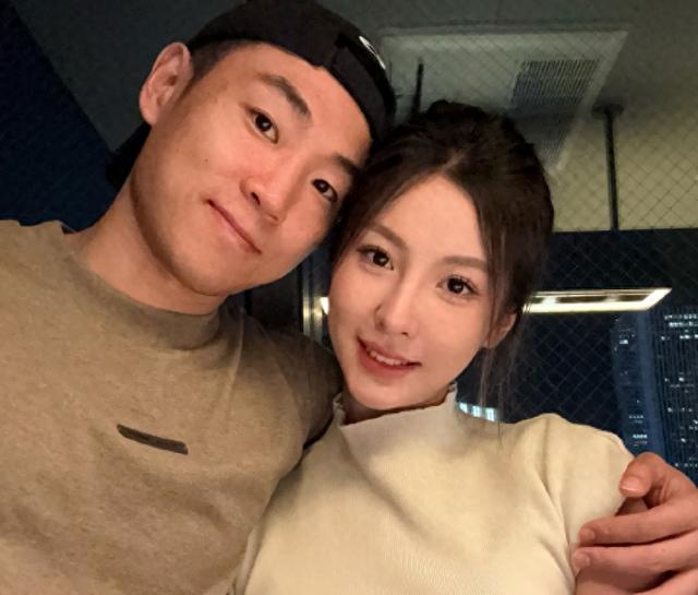 星空体育在线入口-高诗岩和娇妻近照，成CBA巨星，亚洲杯证明自己，老婆是大美女