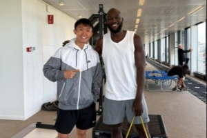 星空体育在线入口-玉昆球员徐宏杰晒与卢卡库共同康复照：积极康复，一步一步向前