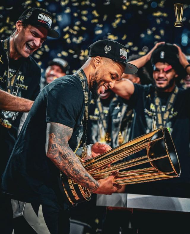 星空体育在线入口-接事业运！利拉德杯赛夺冠又获阿迪达斯终身合同