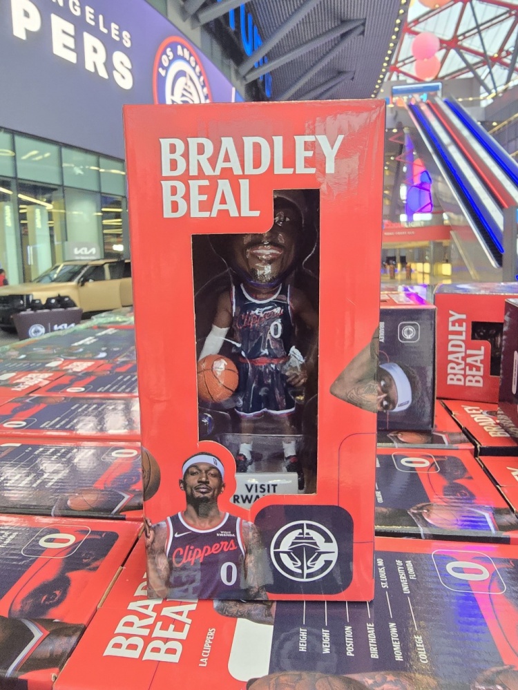 星空体育登录入口-吸引力如何？船记：快船主场今日将发放比尔造型的摇头娃娃