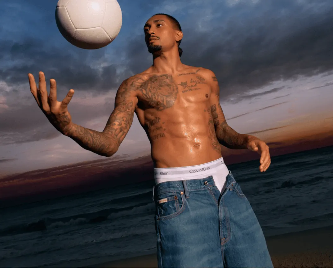 星空体育app下载-拉菲尼亚代言CK：小时候看到球星广告时，总会幻想自己这样